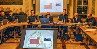 Die Planungen für das neue Feuerwehrhaus werden im Grafenauer Gemeinderat vorgetragen. Vorne in der Mitte am Sitzungstisch Bürgermeister Martin Thüringer.